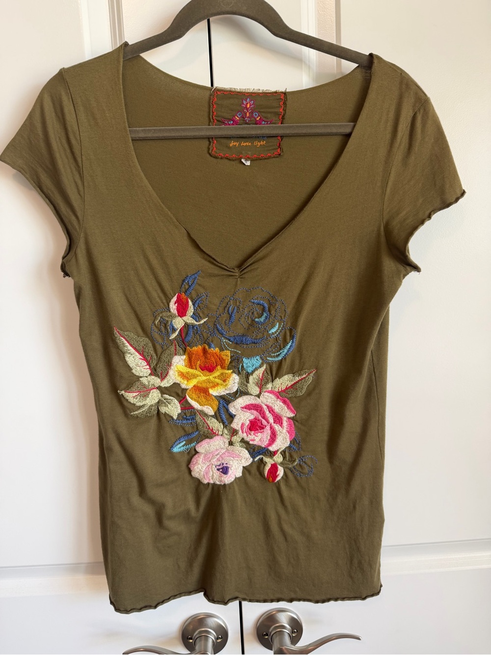 Johnny Was JWLA Joy Love Light Olive Green Embroidered Floral V-Neck Tee Small
